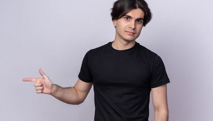 Alasan Baju Kaos Hitam Polos Selalu Jadi Favorit Sepanjang Masa