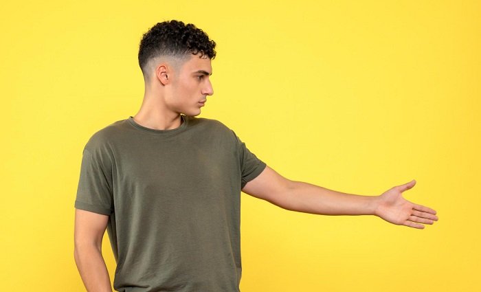 Inspirasi Warna Kaos Polos yang Cocok untuk Segala Suasana